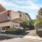 2-Bed Harbourside Home with Views in Fab Location