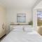 2-Bed Harbourside Home with Views in Fab Location