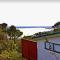 Cosy Tiny Home with Ocean Views - أوكلاند