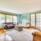 Ambient Manchester Village Apt with Deck and Pond! - مانشستر