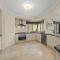 Perth 2-Story, Views, BBQ & More