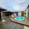 Casa com piscina, churrasqueira e ar condicionado em condomínio - 卡波布里奥
