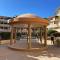 Townhouse with pool 5 minute walk to beach