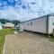 Modern Caravan At Caldecott Hall With Decking In Norfolk, Sleeps 8 Ref 91068C - 大雅茅斯