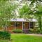 4B2B Farm House w Private Deck, Shared Game Room - Bilpin