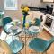 Between beach & shops - Private parking en-suite