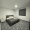 5 bedroom! 12 min to airport! Private parking