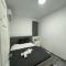 5 bedroom! 12 min to airport! Private parking