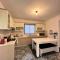 5 bedroom! 12 min to airport! Private parking