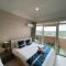 Riverbank Suites with River View Walk to City