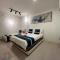 Riverbank Suites with River View Walk to City
