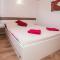 Sunny haven apartment with direct access to the pool - Nova Vas