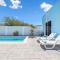 Amazing 2BR SuitePoolPatioBBQ5 min-Palm Beach