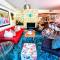 The Twin Palms Art House - vibrant, design-centric oasis, 2 mi to downtown - Palm Springs