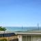 Azure Studio - Ocean Glimpses - 3 Mins Walk to Beach