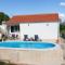 Serene Retreat Holiday Home with Pool - Veliki Broćanac