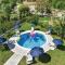 Serene Villa with Pool, BBQ, and Authentic Tavern Surrounded by Nature - Trilj