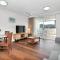 Easy Coastal Living in Cairns with Rooftop Pool - Cairns