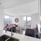 Spacious 2 BR Downtown Condo with Mountain Views - Ванкувер