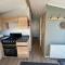 Beautiful 8 Berth Caravan With Decking At Naze Marine Holiday Park Ref 17344Br - 内兹岬附近沃尔顿