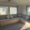 Beautiful 8 Berth Caravan With Decking At Naze Marine Holiday Park Ref 17344Br - 内兹岬附近沃尔顿