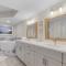 Gulffront Bliss: 3BR w/ Stunning Views & Pools - Форт-Майерс-Бич