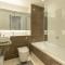 Luxury 1 BR Canary Wharf Apt Couples & Work-Friendly - Londýn