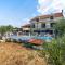 Amazing Home In Unesic With Wifi - Unešić