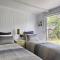 Saltbush - Ideally located and modernised MCM Beach House