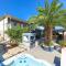 5 Bedroom Cozy Home In Okrug Donji