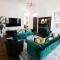 Revived Victorian l Sleeps 12! 8 Mins to Downtown - ناشفيل