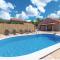 Three-Bedroom Holiday Home In Dubrava