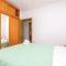 1 Bedroom Lovely Apartment In Smrika