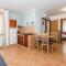 Two-Bedroom Apartment In Grebastica
