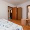 3 Bedroom Cozy Apartment In Brodarica