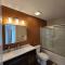 Upscale Downtown 2BR, Private Deck, Full Kitchen - Columbus