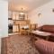 Three-Bedroom Apartment In Peroj