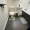 Lux 1 bedroom and a private bathroom in a shared flat with free parking and Netflix - Wormley