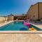 Six-Bedroom Holiday Home In Galovac - 伽罗瓦克
