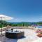 Three-Bedroom Holiday Home In Radovcici