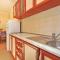 Beautiful Apartment In Mimice With Wifi