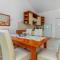 3 Bedroom Cozy Apartment In Jadranovo