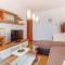 Three-Bedroom Holiday Home In Dragozetici - Dragozetići