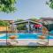 Three-Bedroom Holiday Home In Prolozac Donji