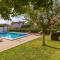 Three-Bedroom Holiday Home In Donji Prolozac