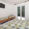 Cozy Apartment In Cres With Wifi
