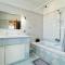 Sunny Apartment for Couples & Friends in Centre