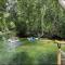 Main River Retreat hot tub, canoe with trolling motor - 春丘