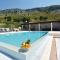 Eight-Bedroom Holiday Home In Podstrana