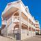 Gorgeous Apartment In Rtina With Wifi